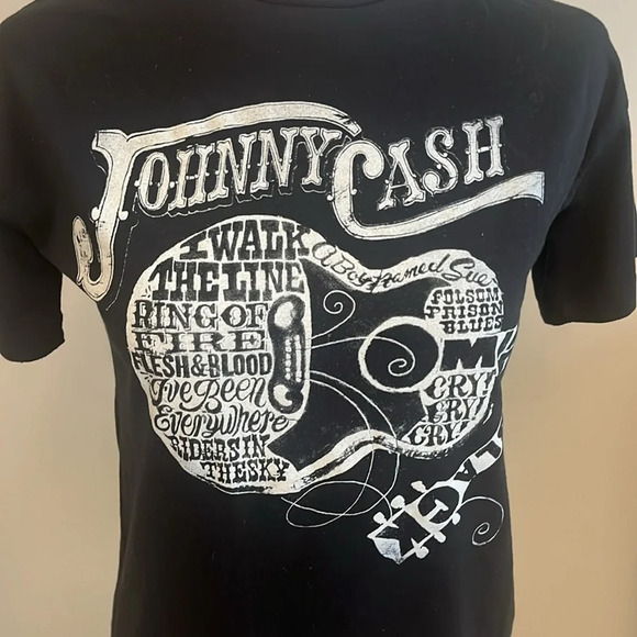 ⭐️Johnny Cash guitar tee shirt size SM - Picture 2 of 3